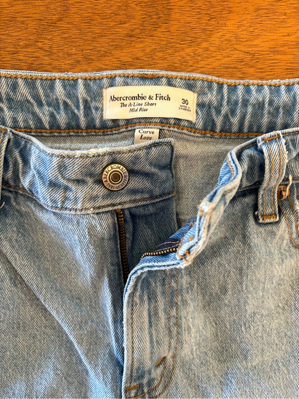 Abercrombie & Fitch Light Blue Denim Mid-Rise Shorts - Picture 2 of 3